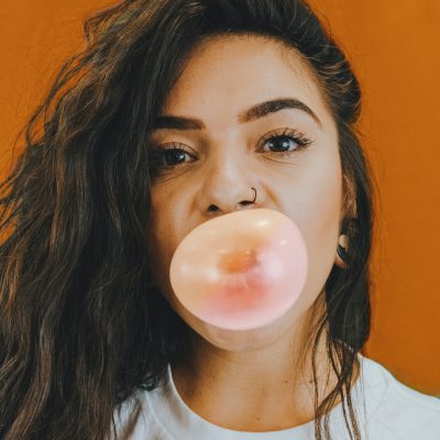 껌